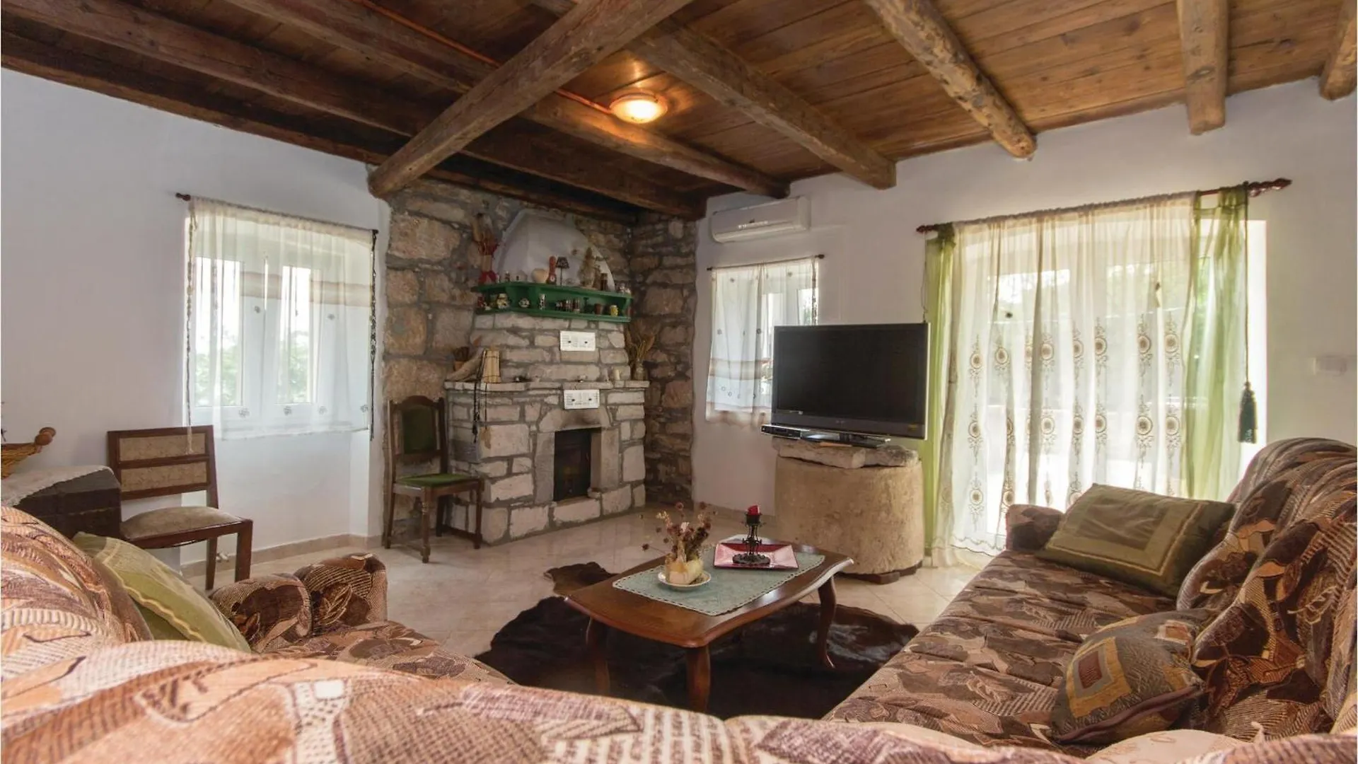4 Bedroom Cozy Home In Rakalj בית נופש