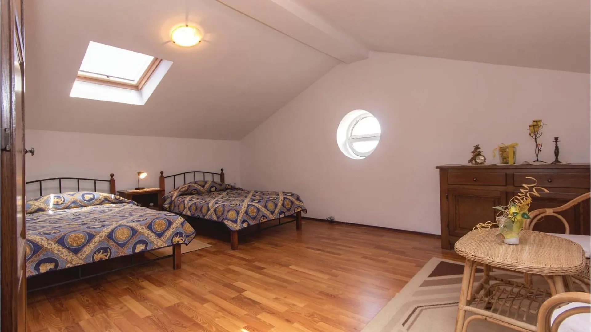 4 Bedroom Cozy Home In Rakalj 0*,