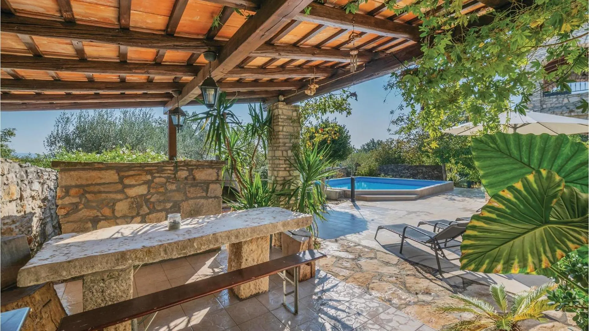 4 Bedroom Cozy Home In Rakalj