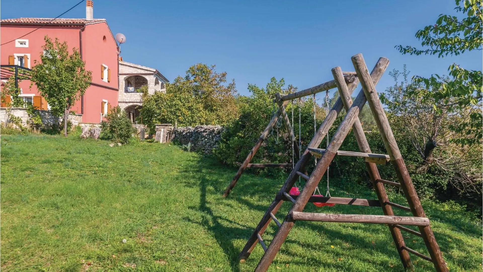 4 Bedroom Cozy Home In Rakalj 0*,