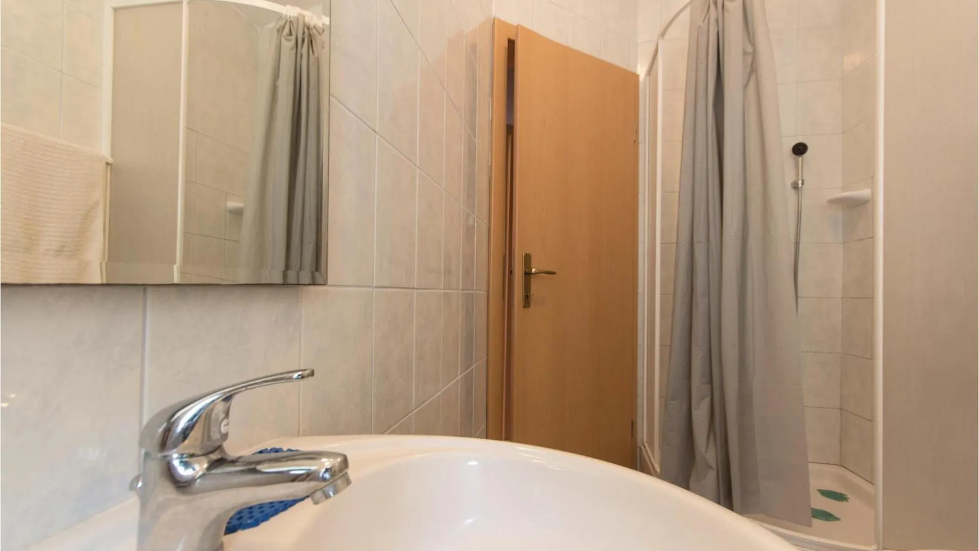 4 Bedroom Cozy Home In Rakalj בית נופש